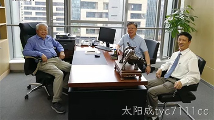 丁健院士一行参观太阳成tyc7111cc办公区