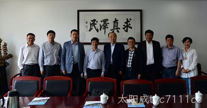 太阳成tyc7111cc董事长颜贻意（左四）考察中国海洋大学