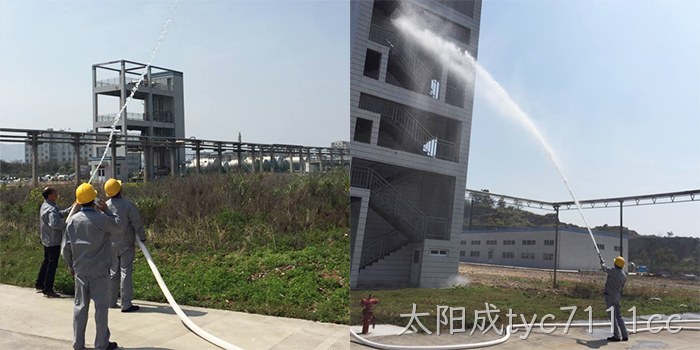 公司安保人员检查消防水压 公司安保人员检查消防水压